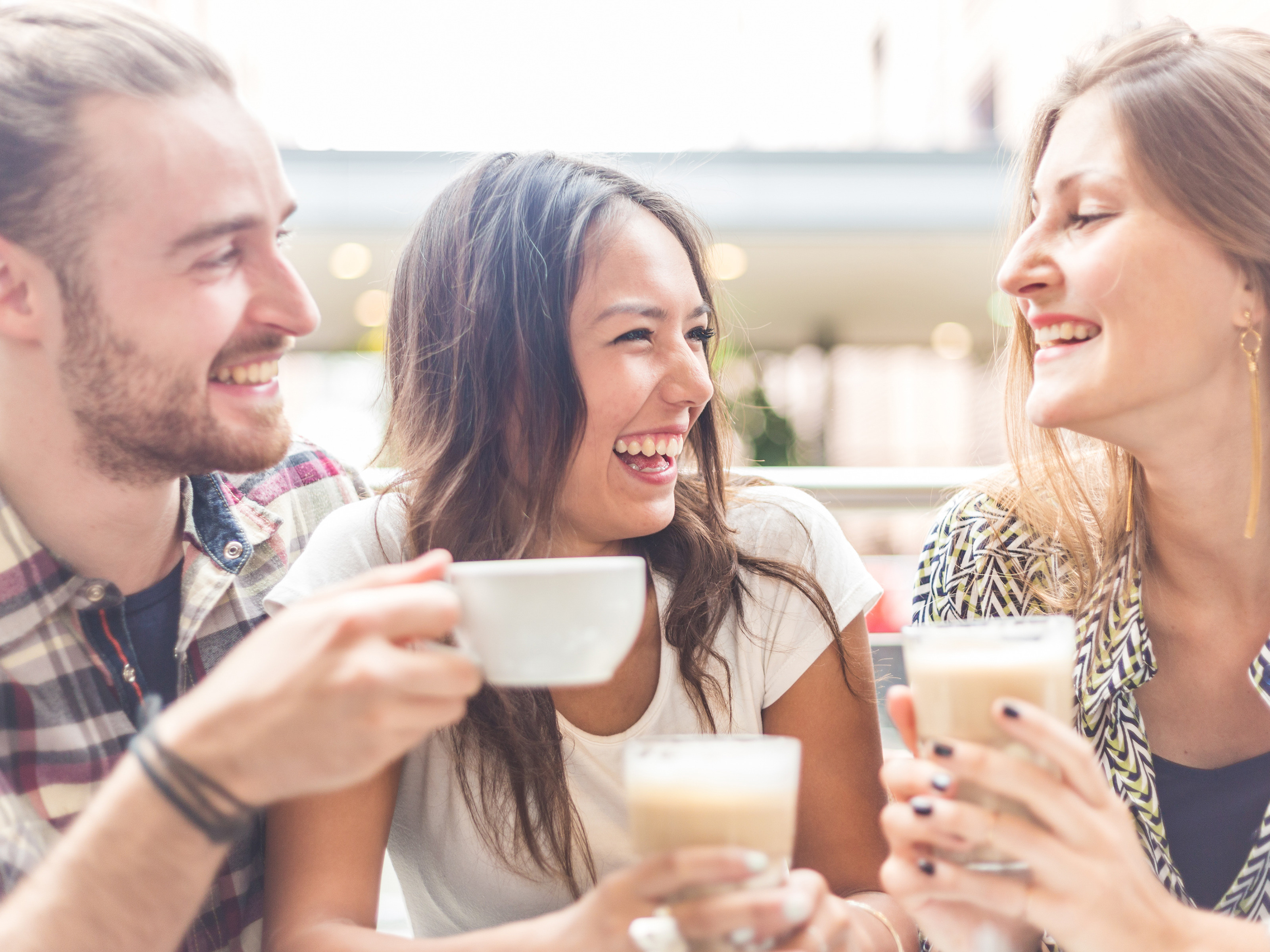 Freunde beim Kaffeetrinken