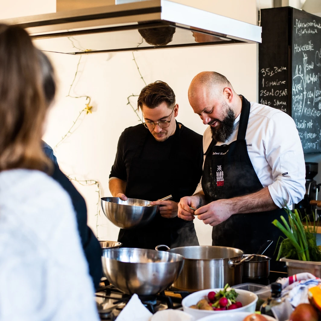 Gastronomin am Laptop