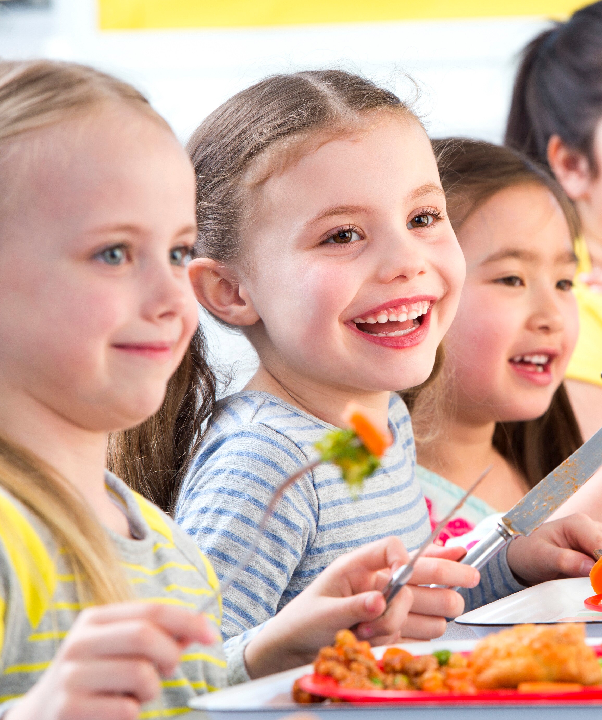 Schule und Mensa Kinder beim Essen