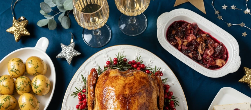 Weihnachten 2025 Ein Tisch mit verschiedenen Speisen, darunter Fleischgerichte und Beilagen.