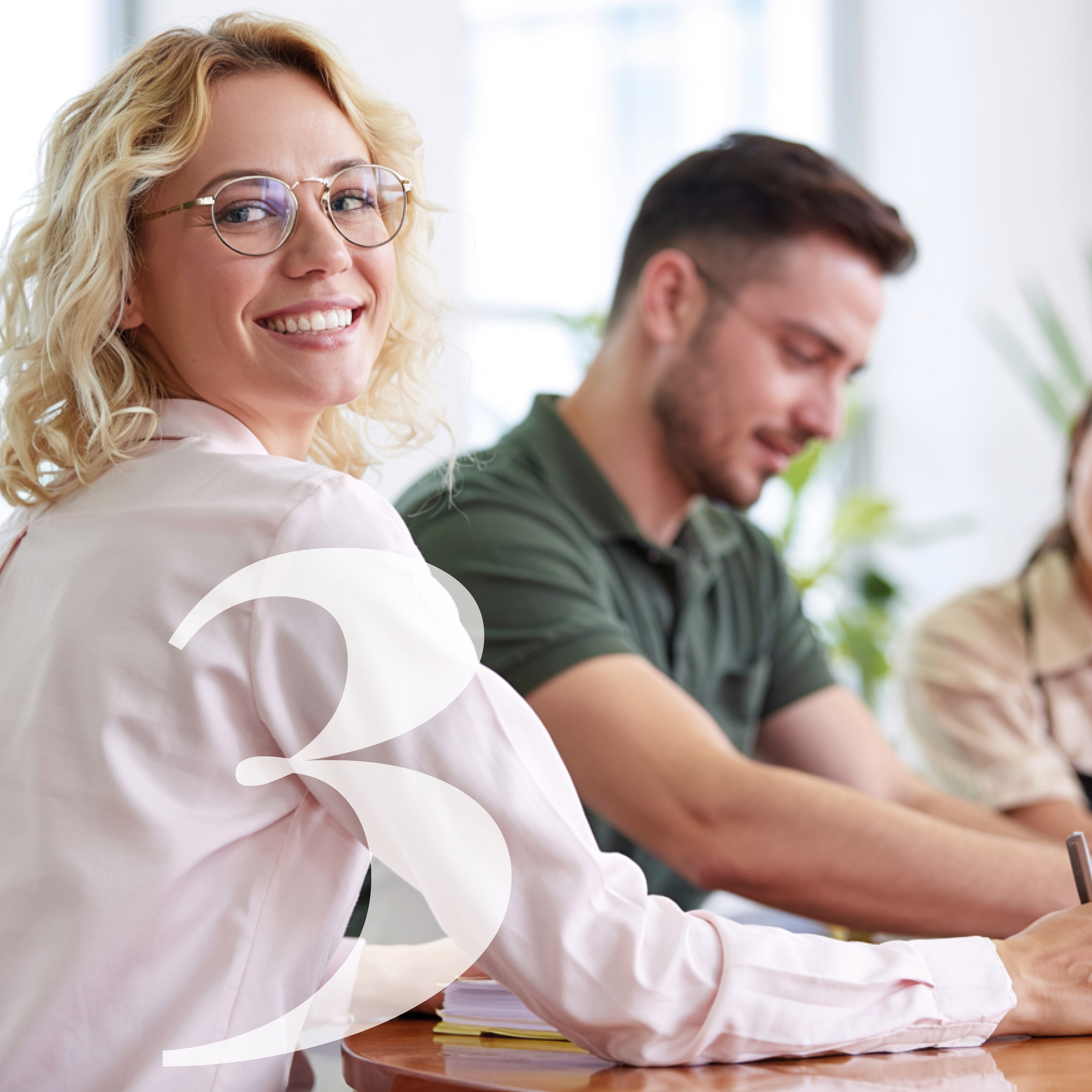 Eine Frau lächelt in die Kamera.
