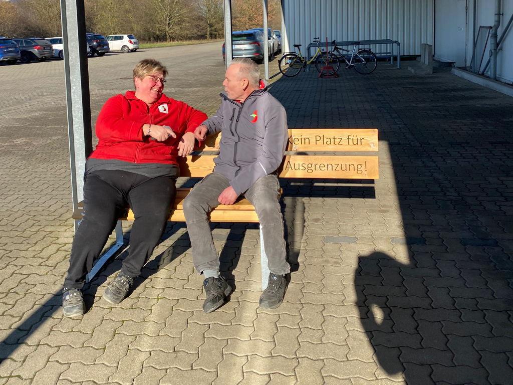 Menschen auf einer Bank