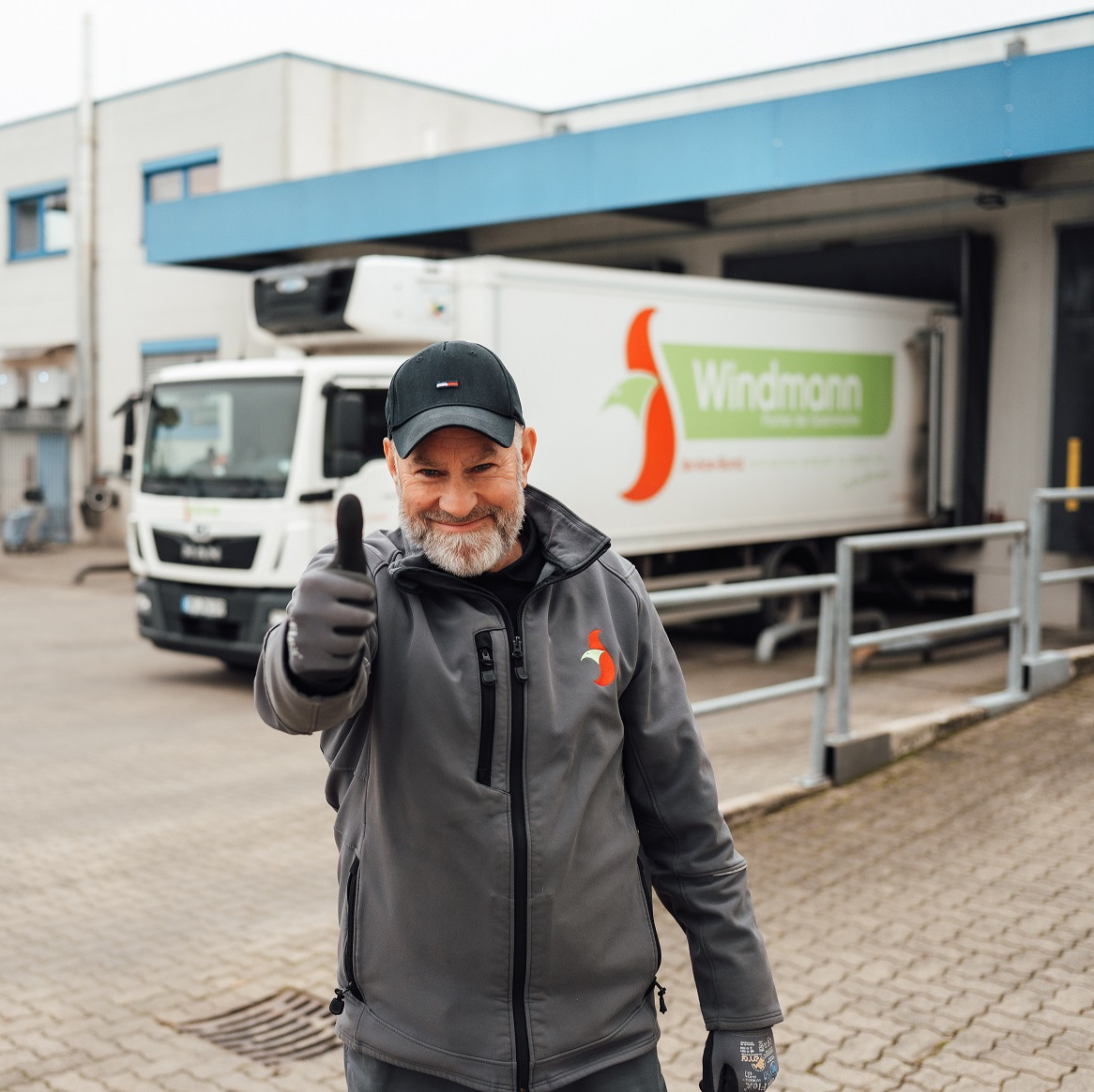 LKW Fahrer zeigt den Daumen hoch