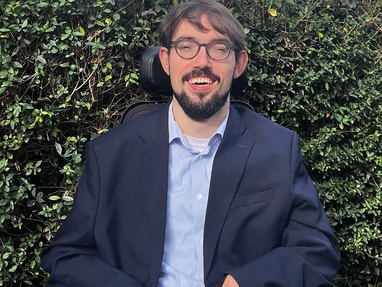 Ein Fuchs mit Sonnenbrille sitzt in einem Rollstuhl. Logo von der Beratung.