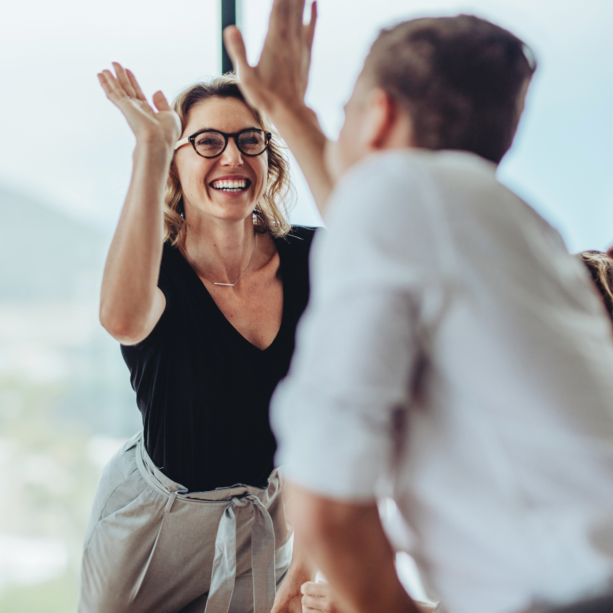 Eine Frau gibt Mann high five.