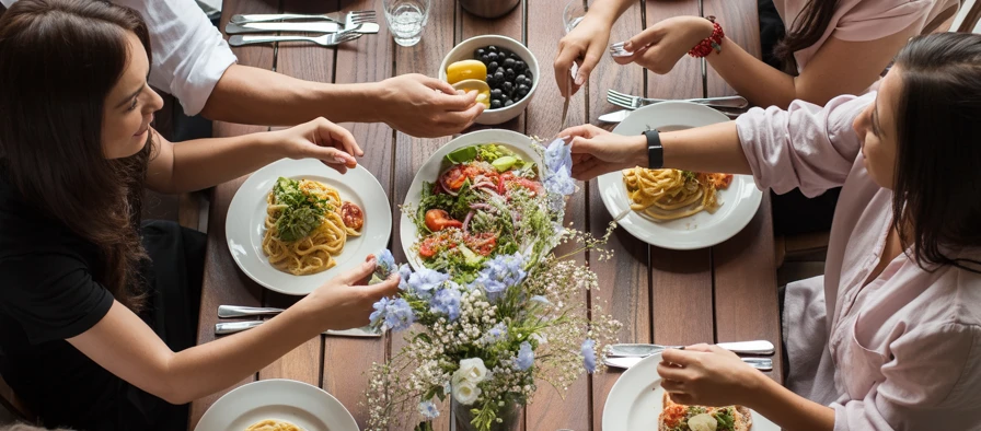 Eine Gruppe von Menschen sitzt um einen Tisch und isst gemeinsam.