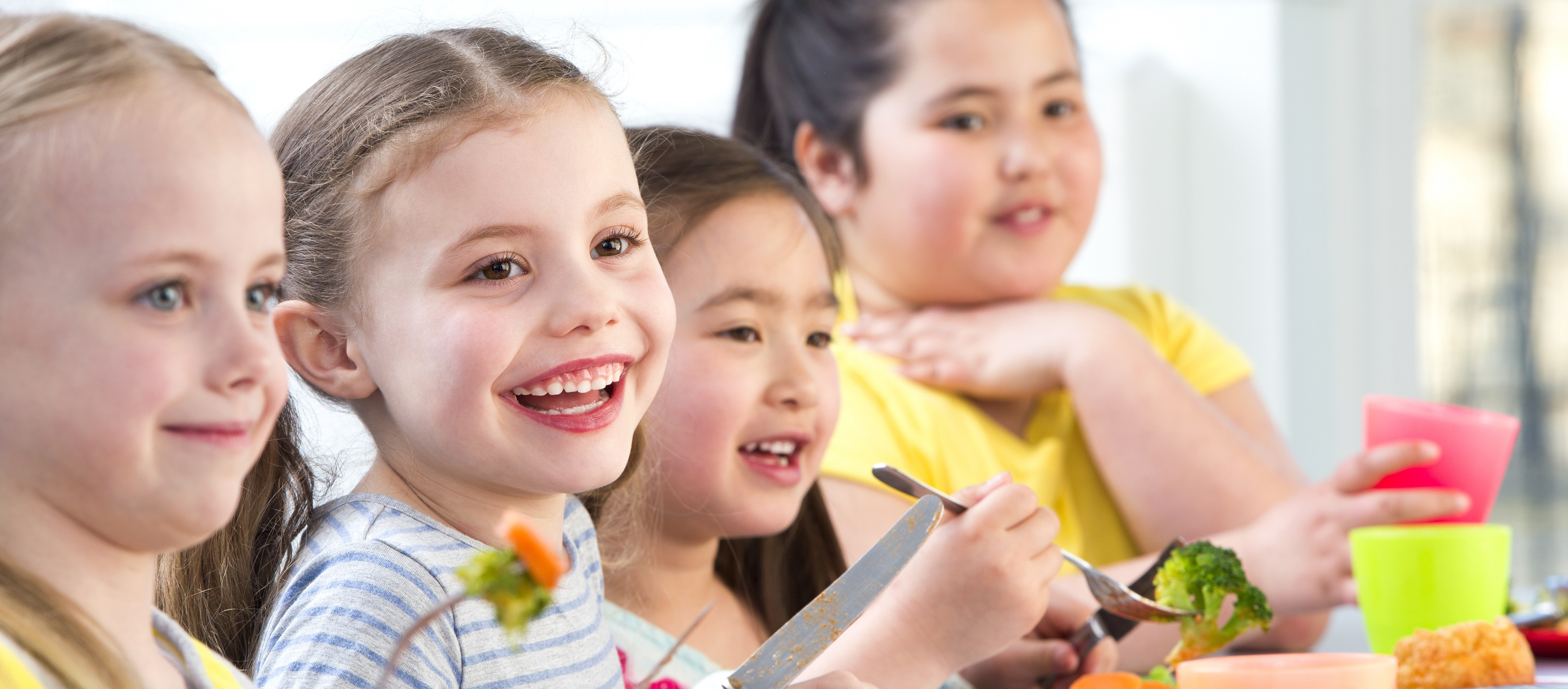 Kinder am essen