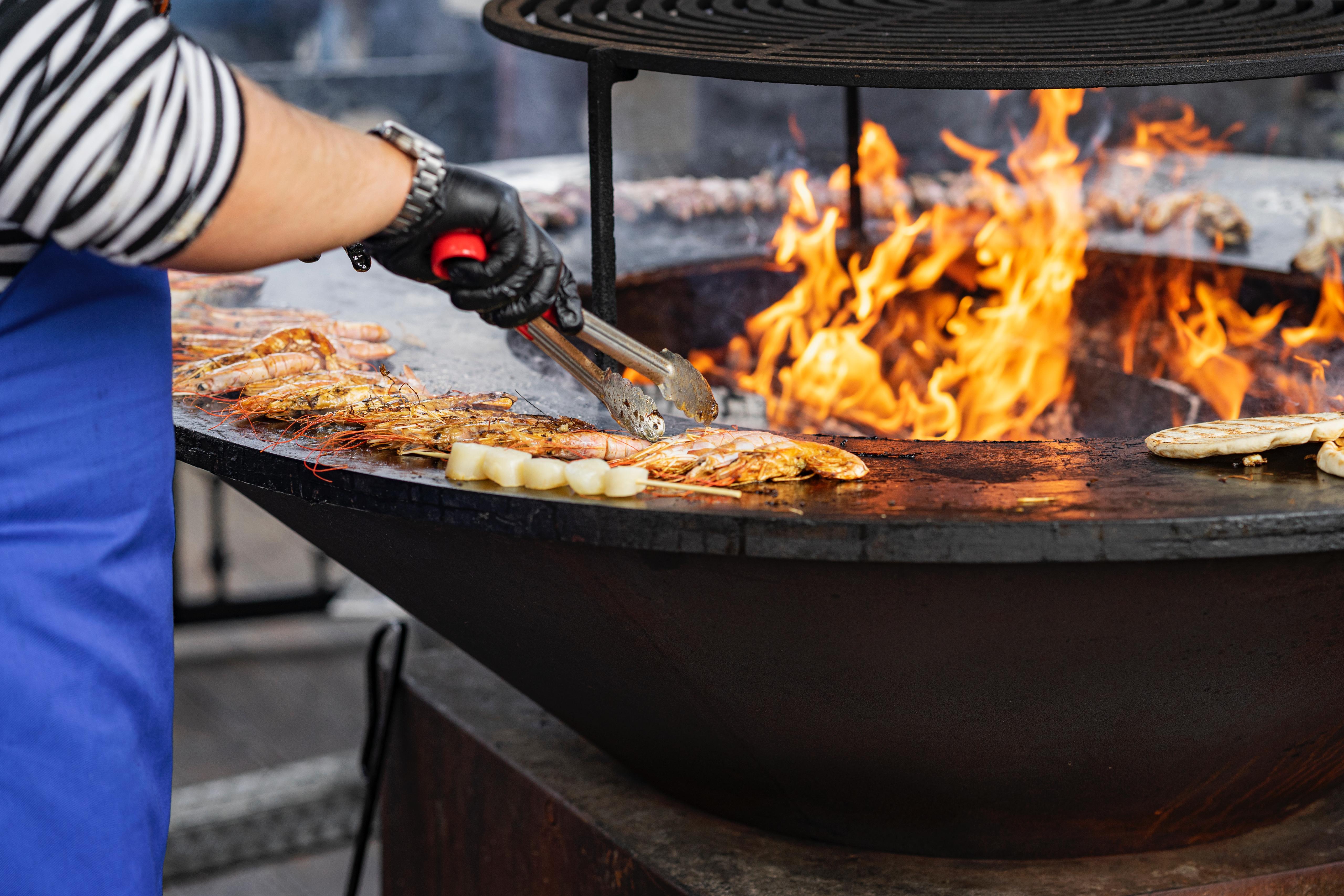 Eine Person grillt Essen auf einem Grill.