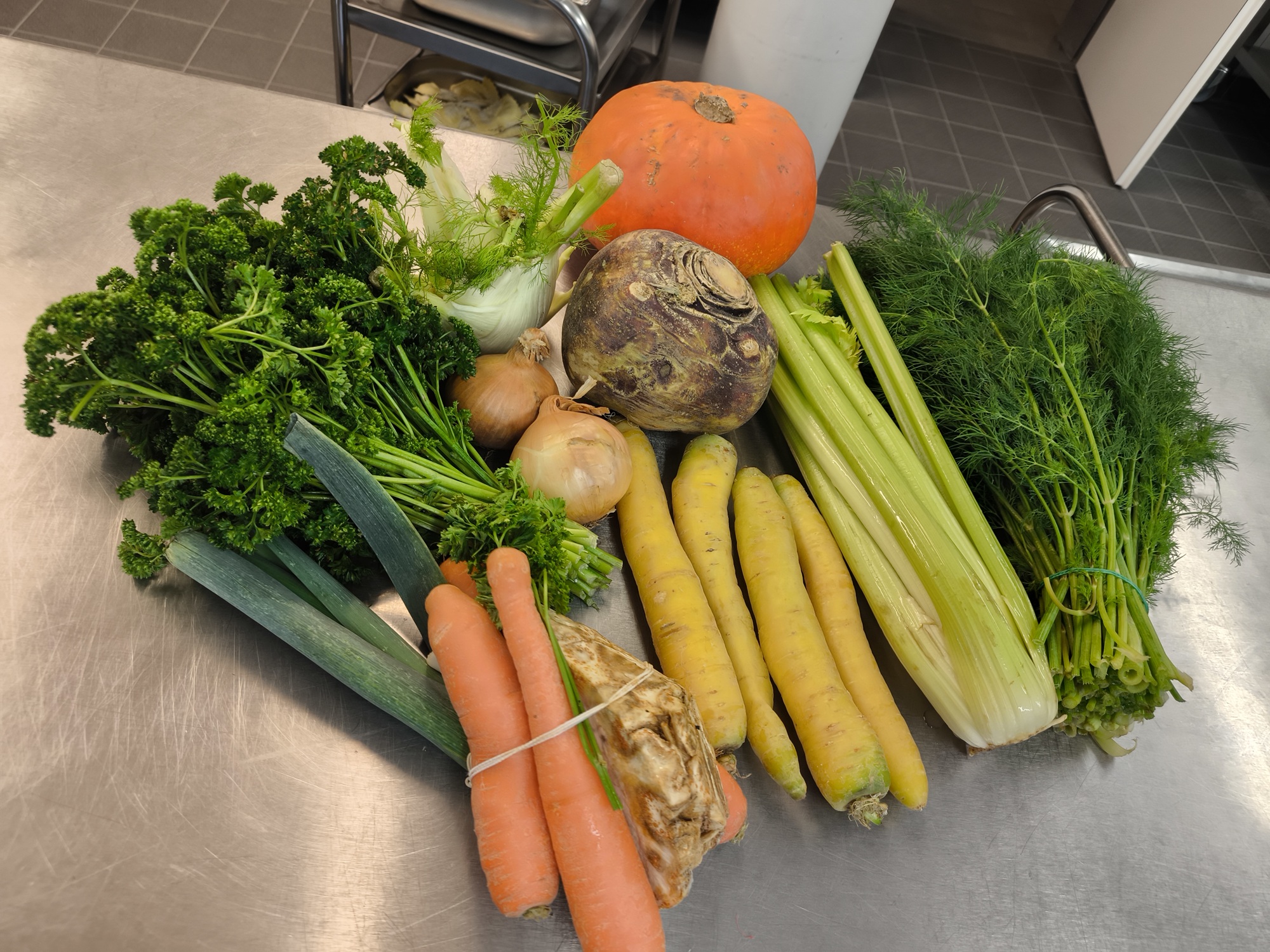 Suppengemüse Eine Auswahl an frischem Gemüse auf einem Tisch.