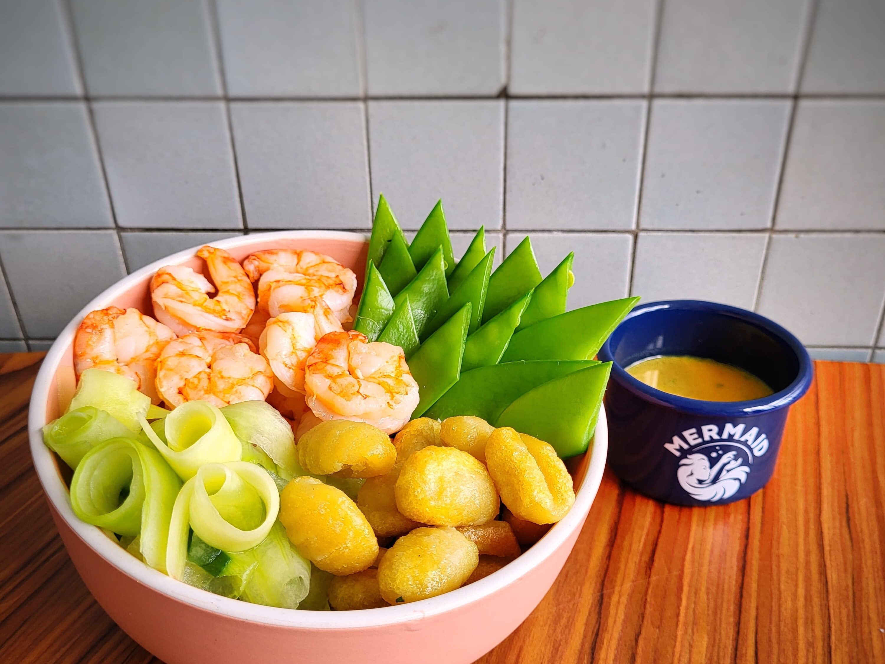 Bowls, Ramen und Co- Trendfood mit Garnelen-Upgrade Eine Schüssel mit Essen auf einem Tisch