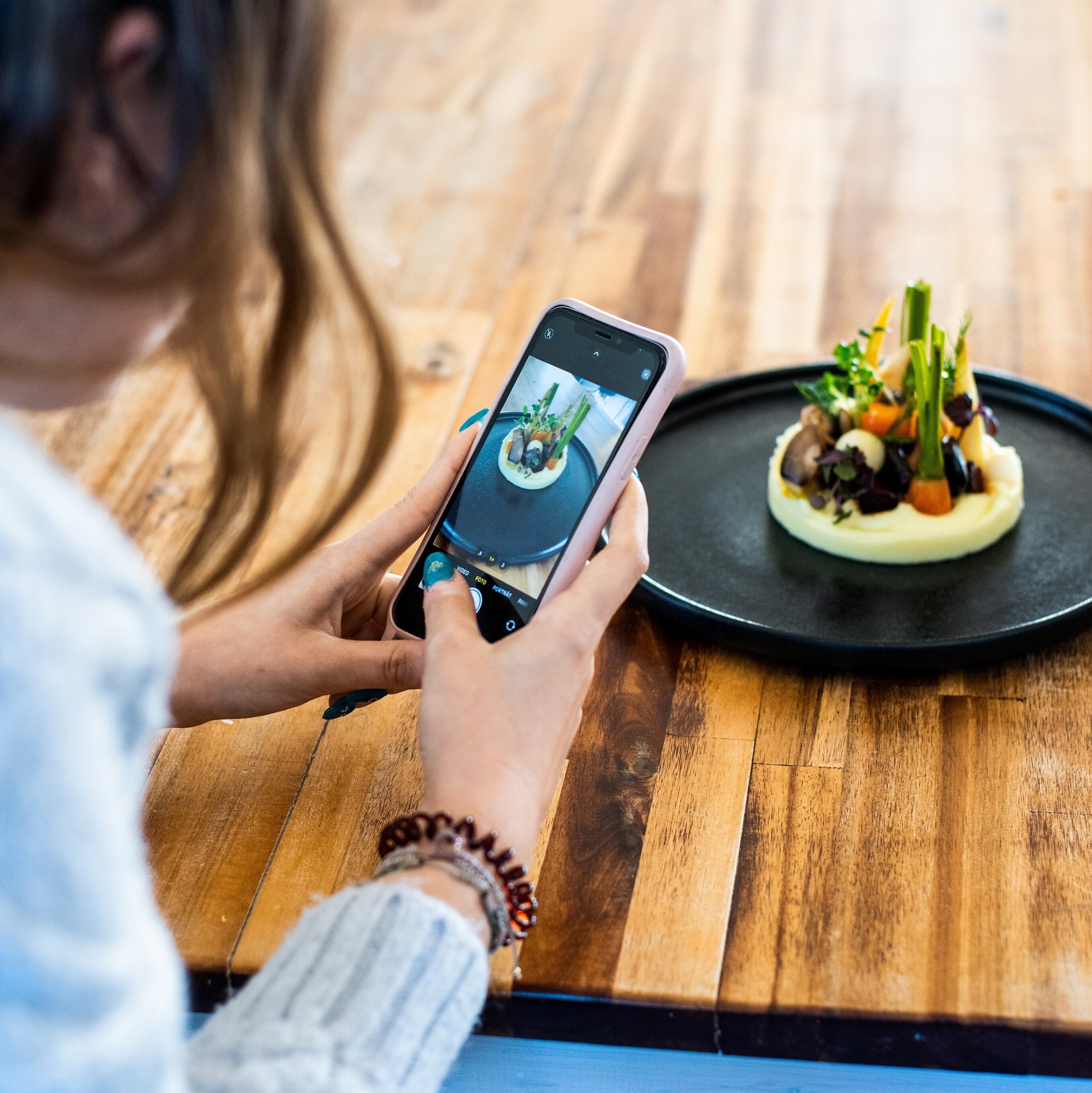 Eine Person fotografiert Essen.