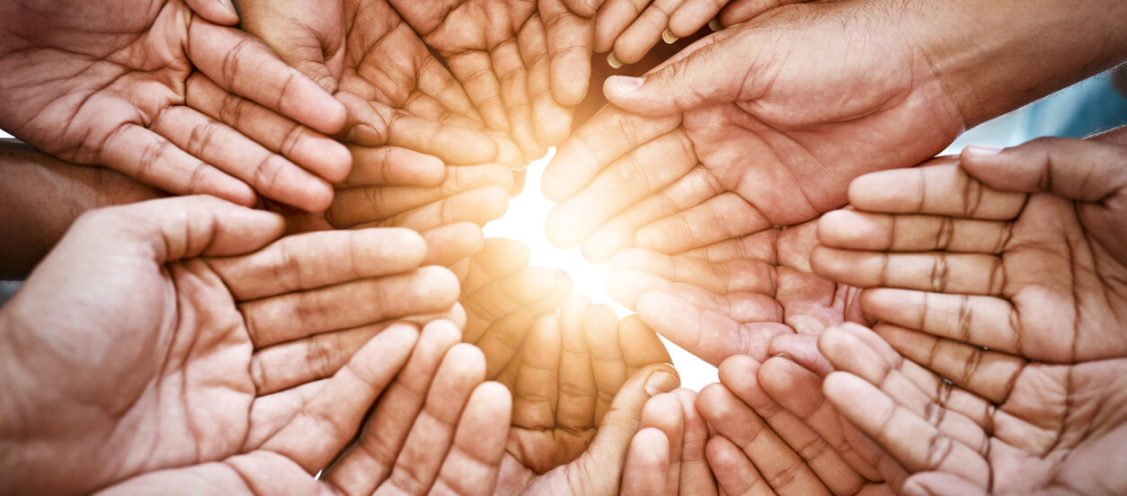 Eine Gruppe von Händen bildet einen Kreis.