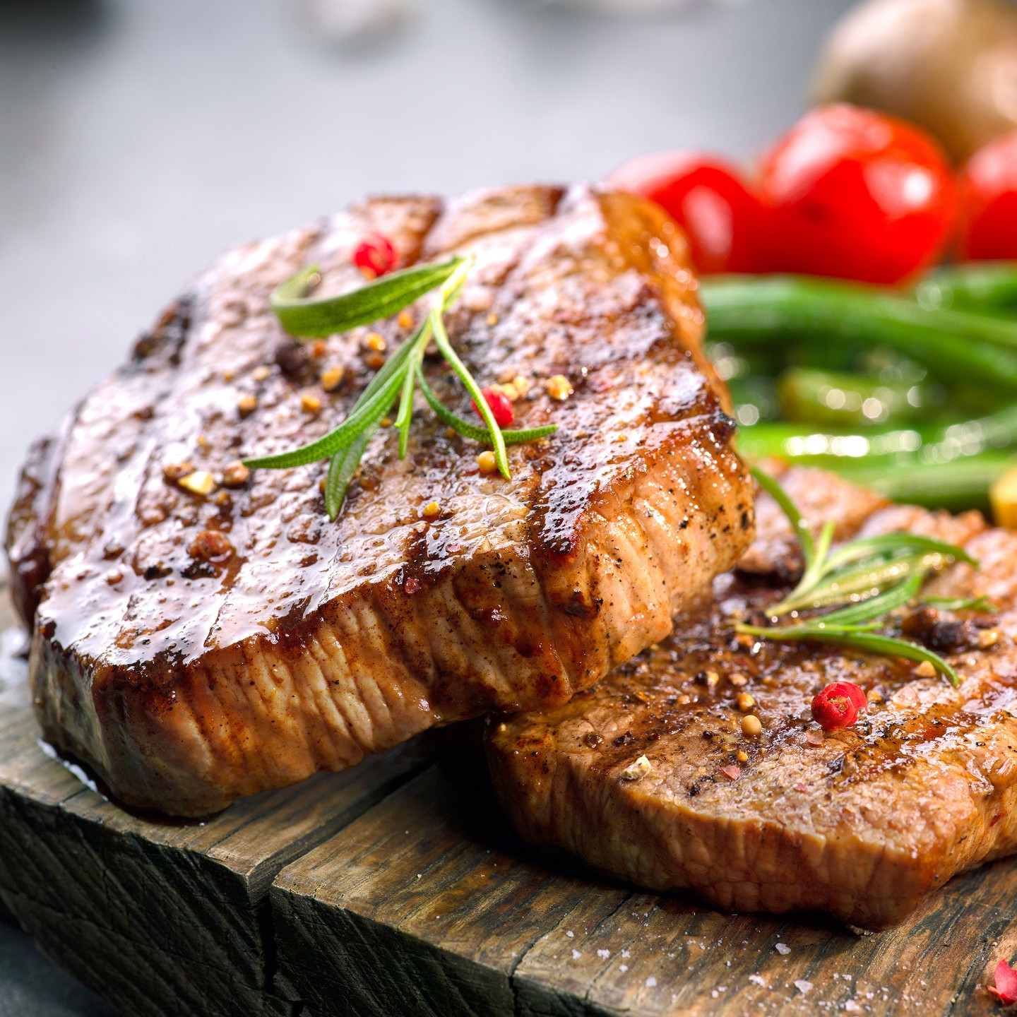 Nahaufnahme eines zubereiteten Gerichts mit Schweinesteak und Garnitur.