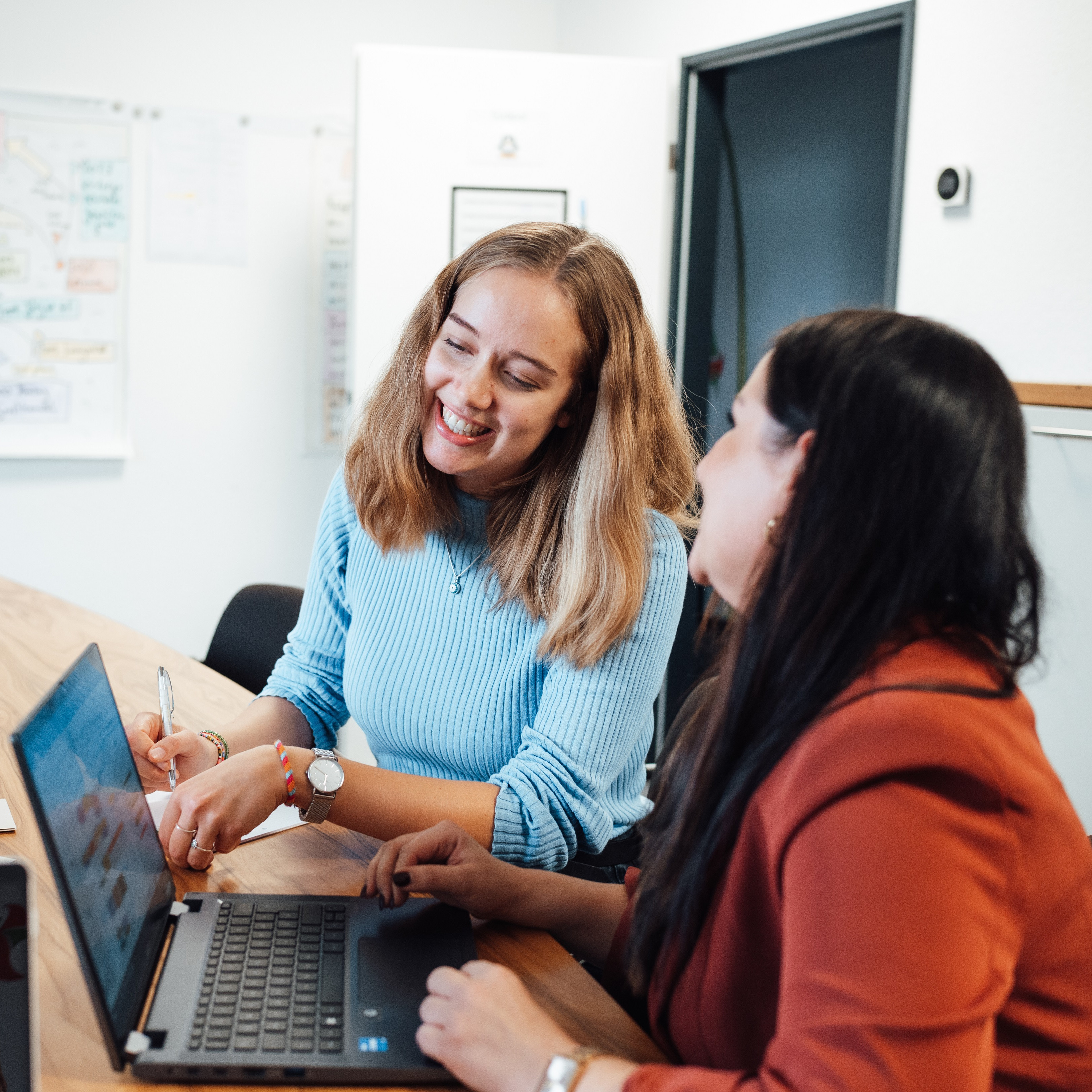 Frau am Laptop im Büro