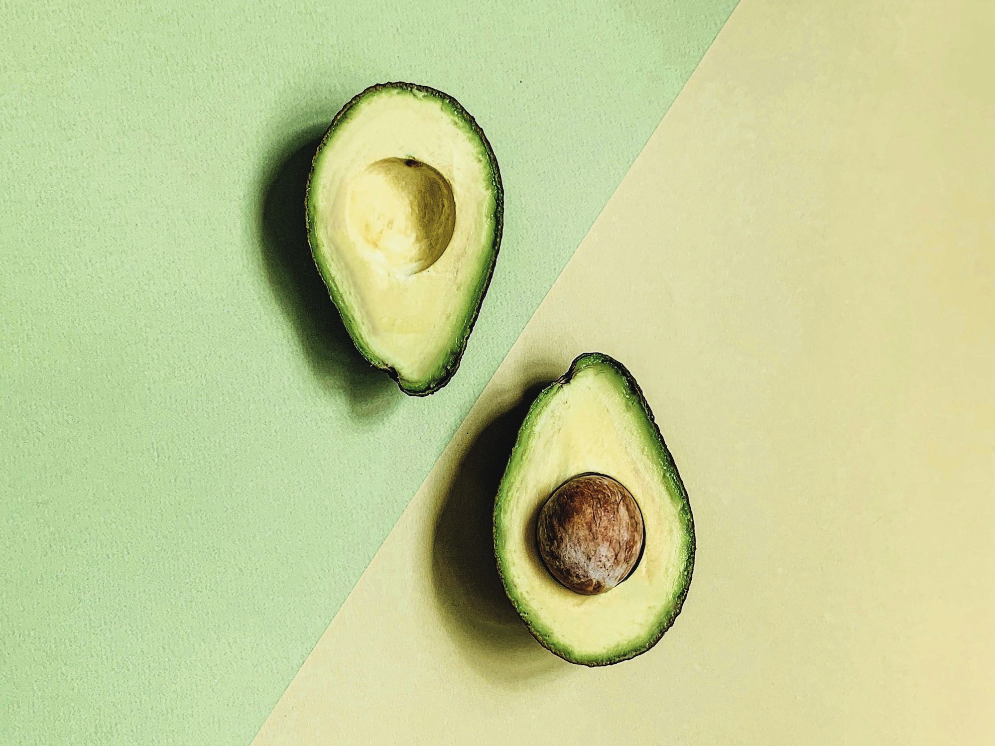 Avocados sind die Grundlage für Guasacaca. Eine halbierte Avocado