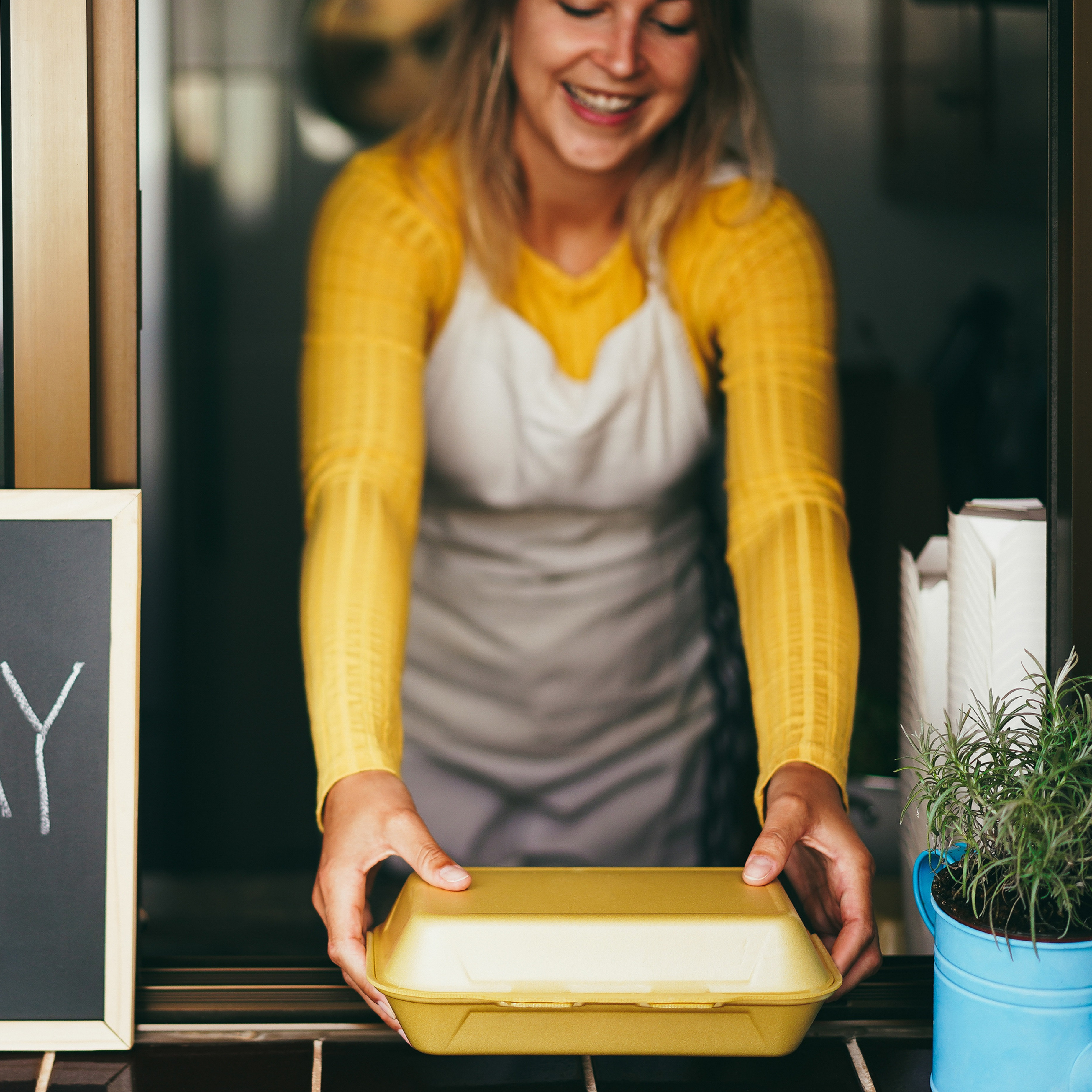 Frau gibt Essen aus