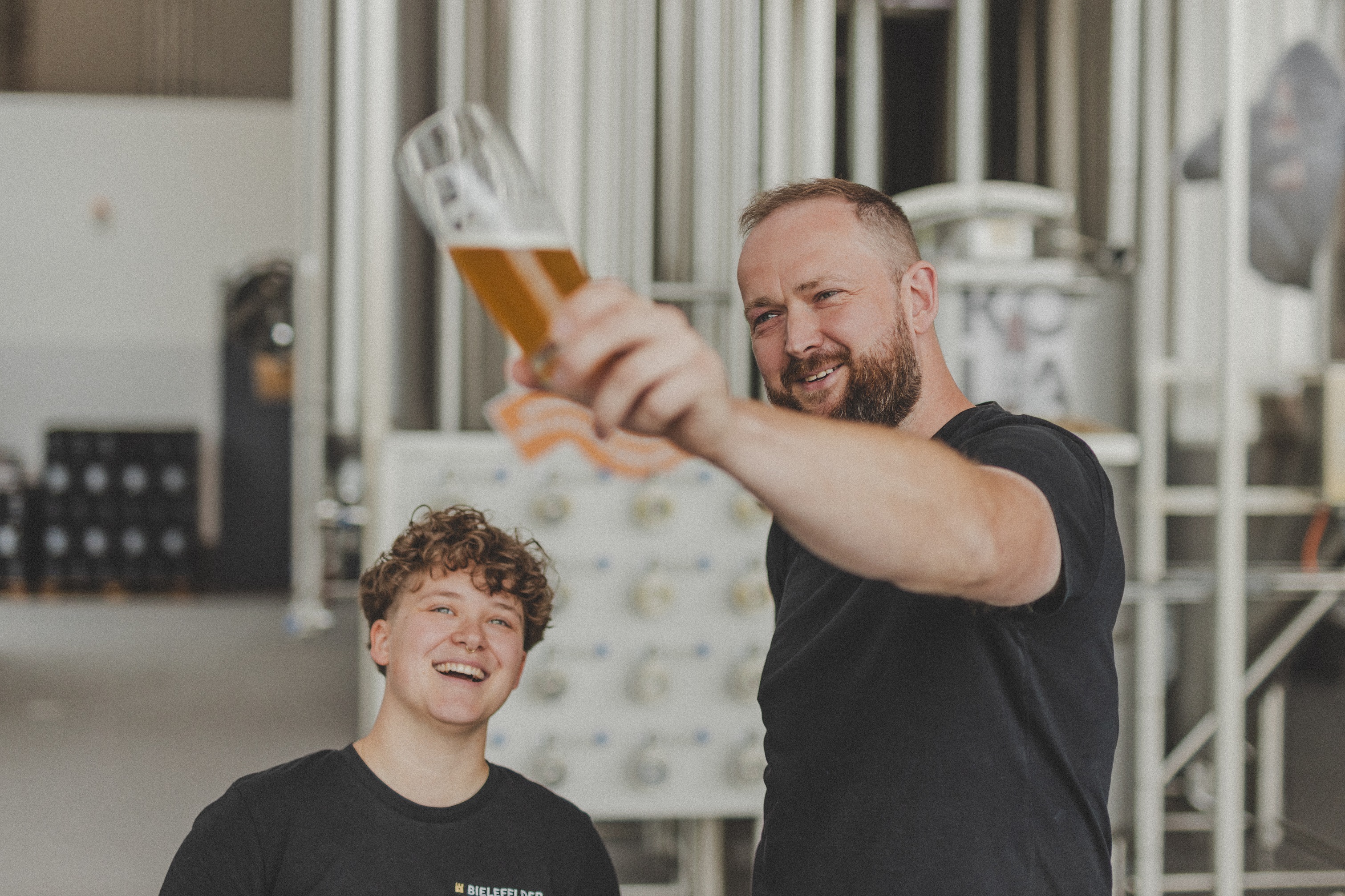 Pauline und Thorsten betrachten frisches Bier