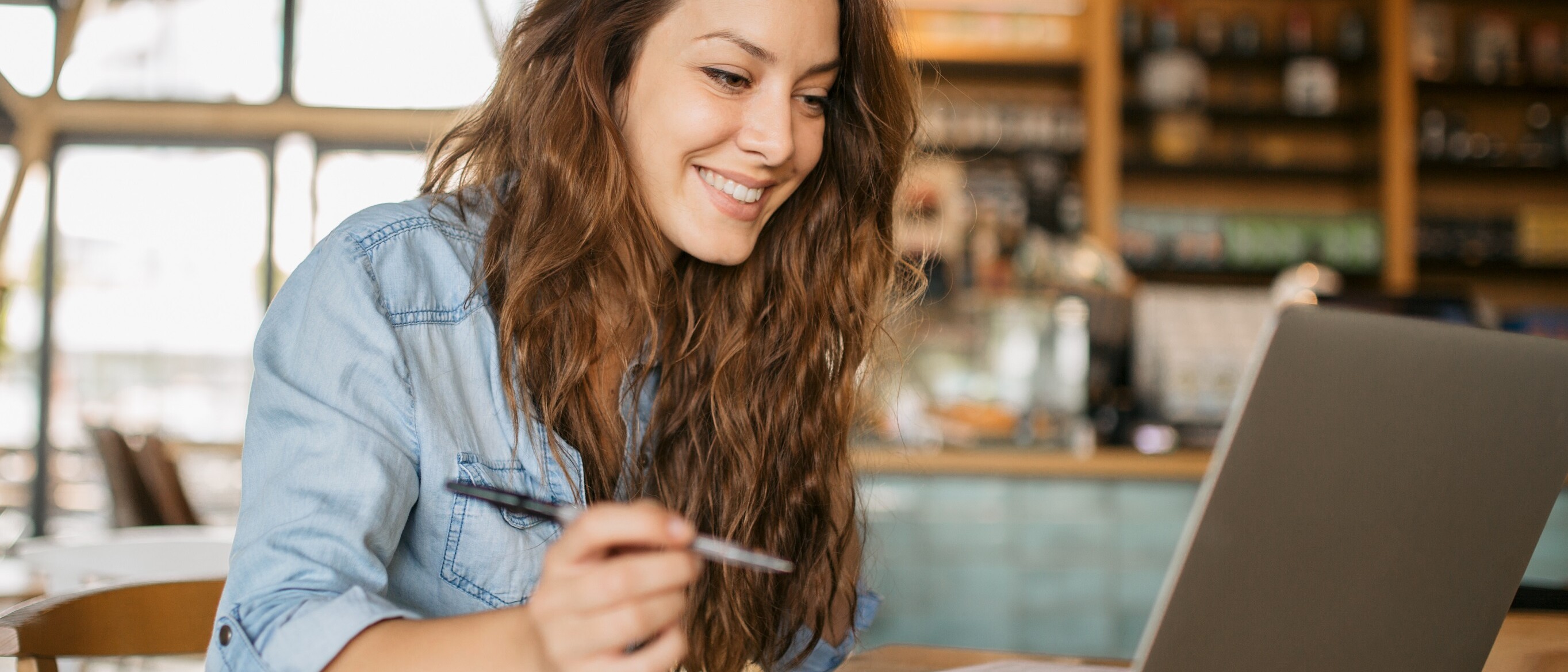 Online Kurse Eine Frau am Laptop