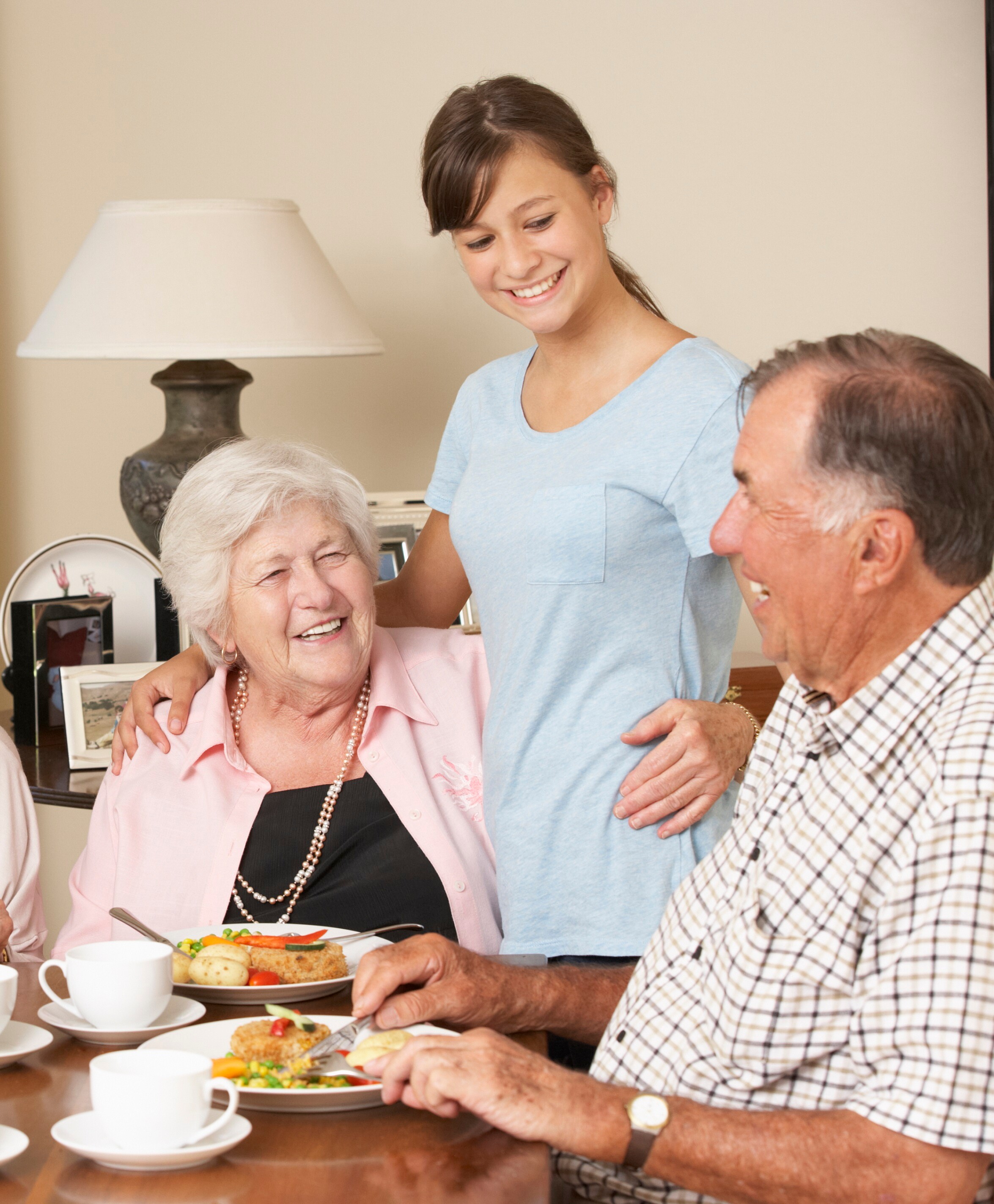 Klinik und Pflege Eine Gruppe von älteren Menschen isst an einem Tisch.