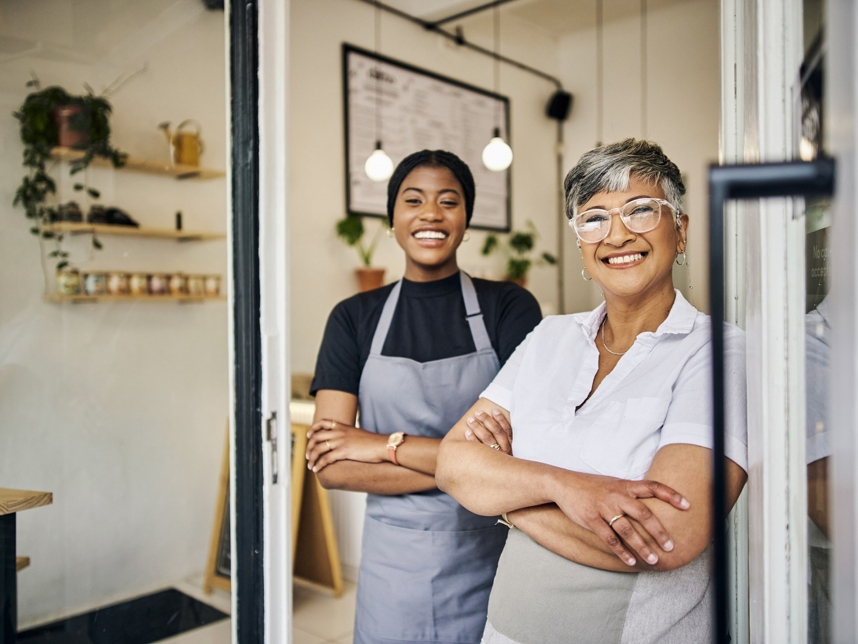 Zwei Frauen stehen im Café