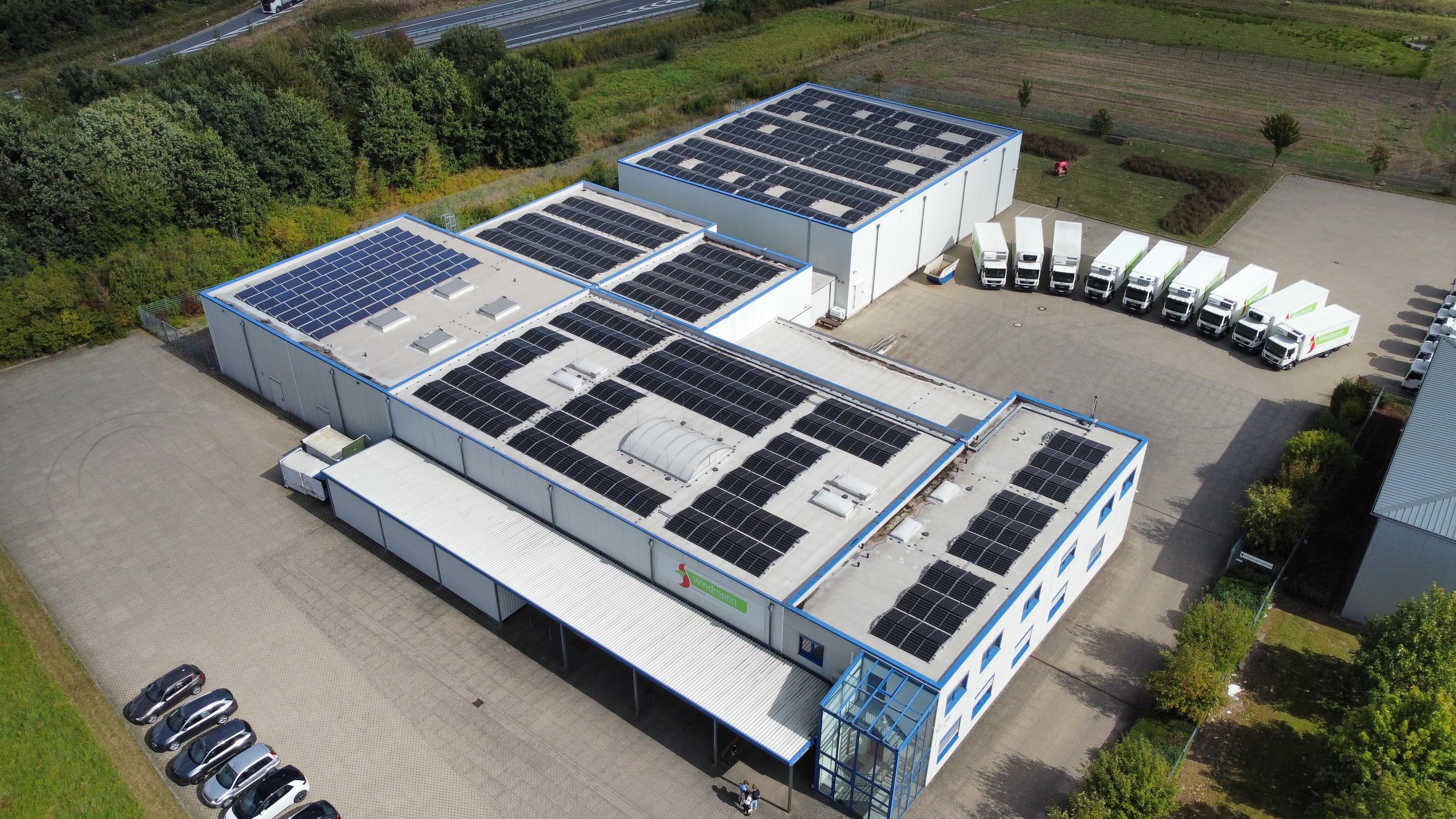 Ein Gebäude mit Solarpanelen auf dem Dach.