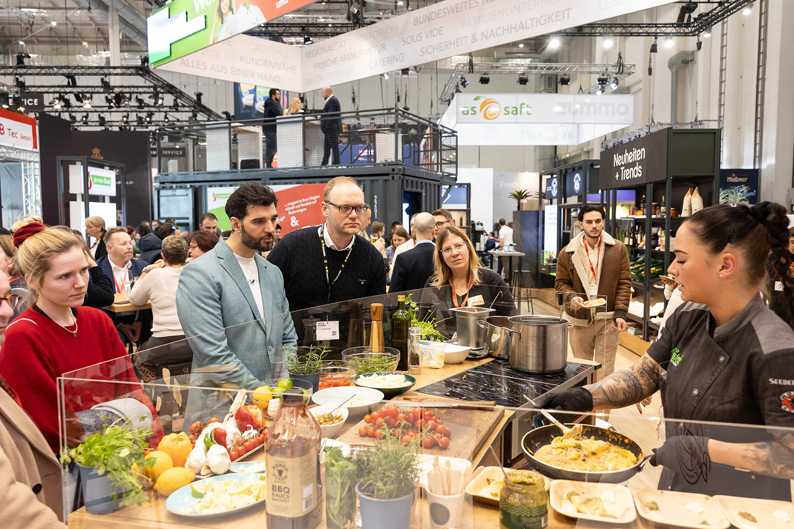 Menschen auf der Messe