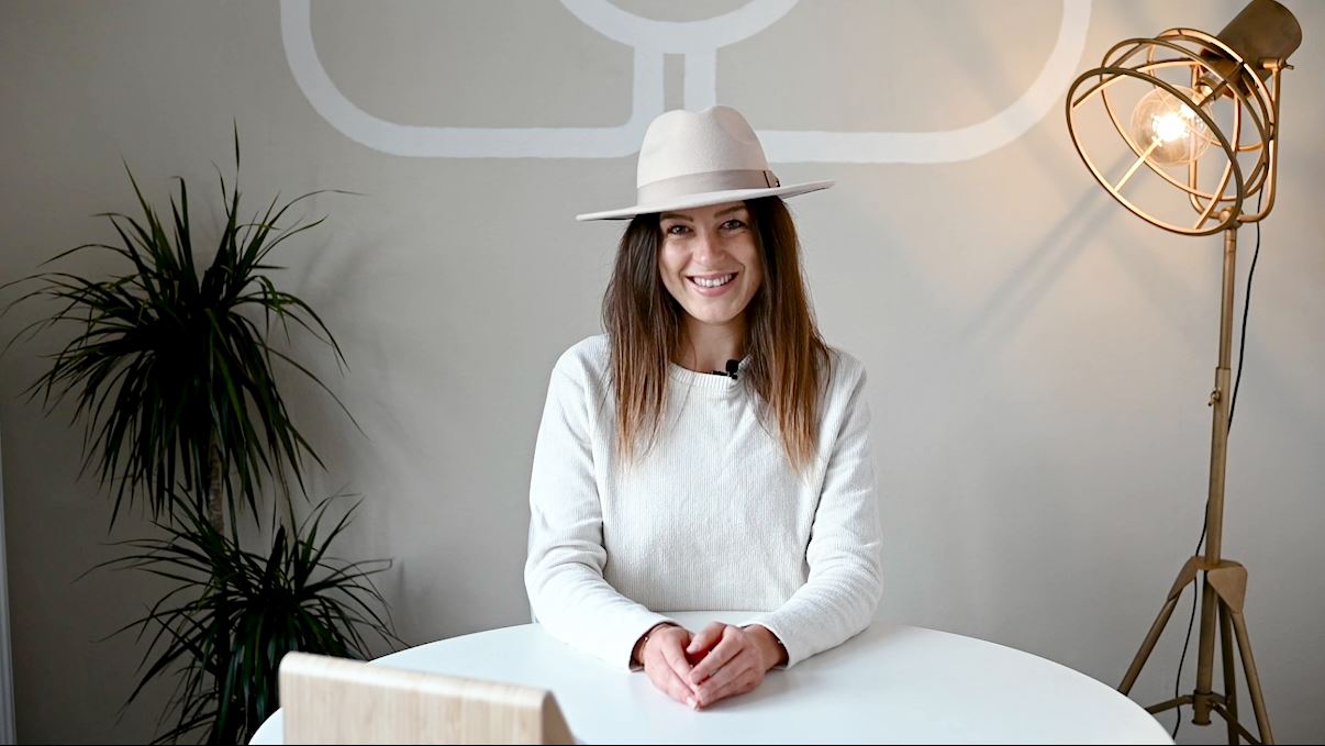 Eine Frau im Fotostudio
