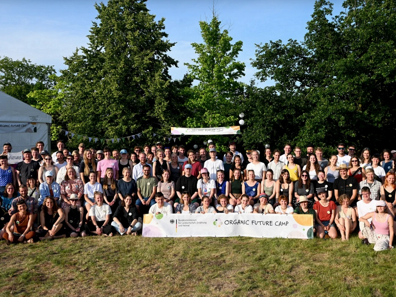 Organic Future Camp Banner an einem Baum im Freien