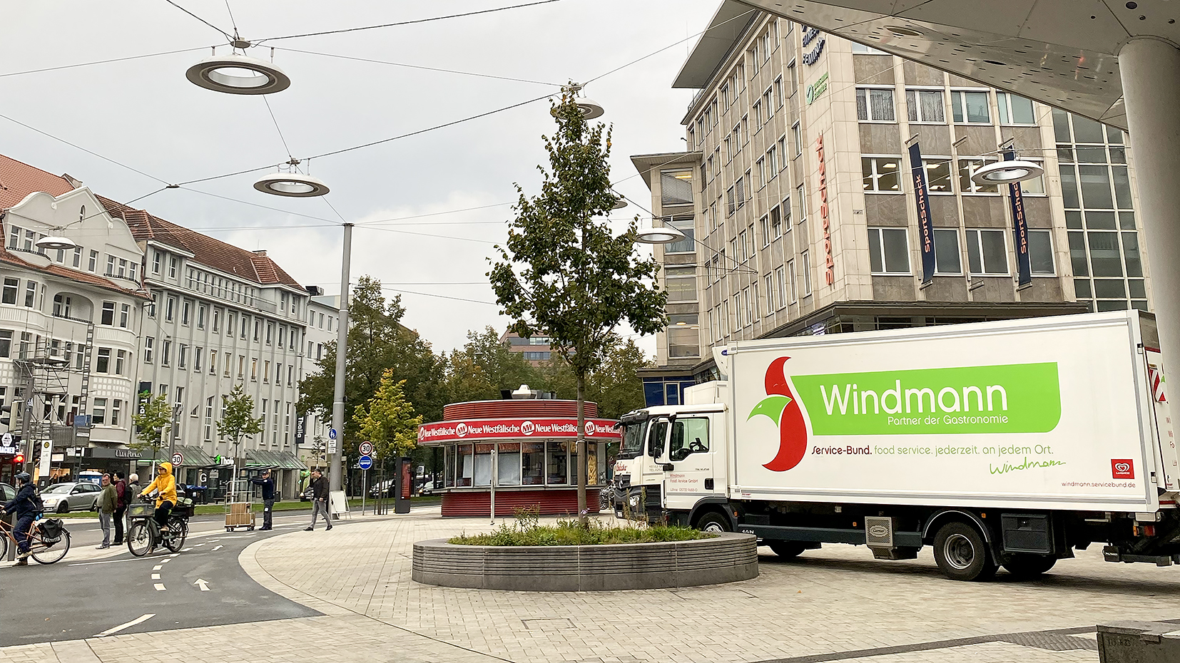 LKW Eine Gruppe von Menschen, die Zertifikate halten.