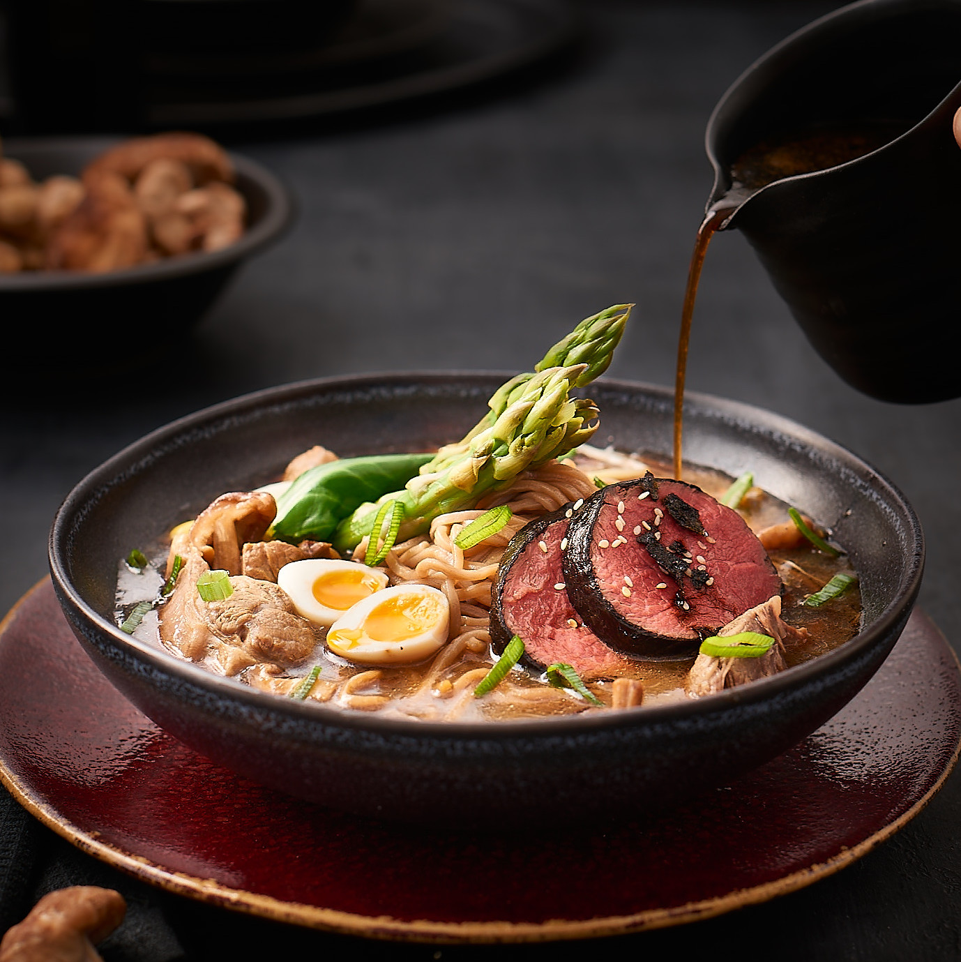 Soba-Nudelsuppe mit Rodeo Hirschrücken