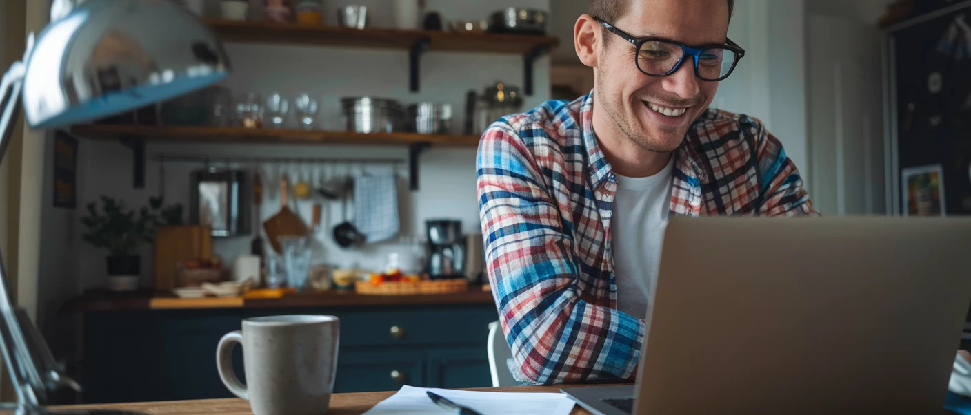 Online Kurse Ein Mann am Laptop
