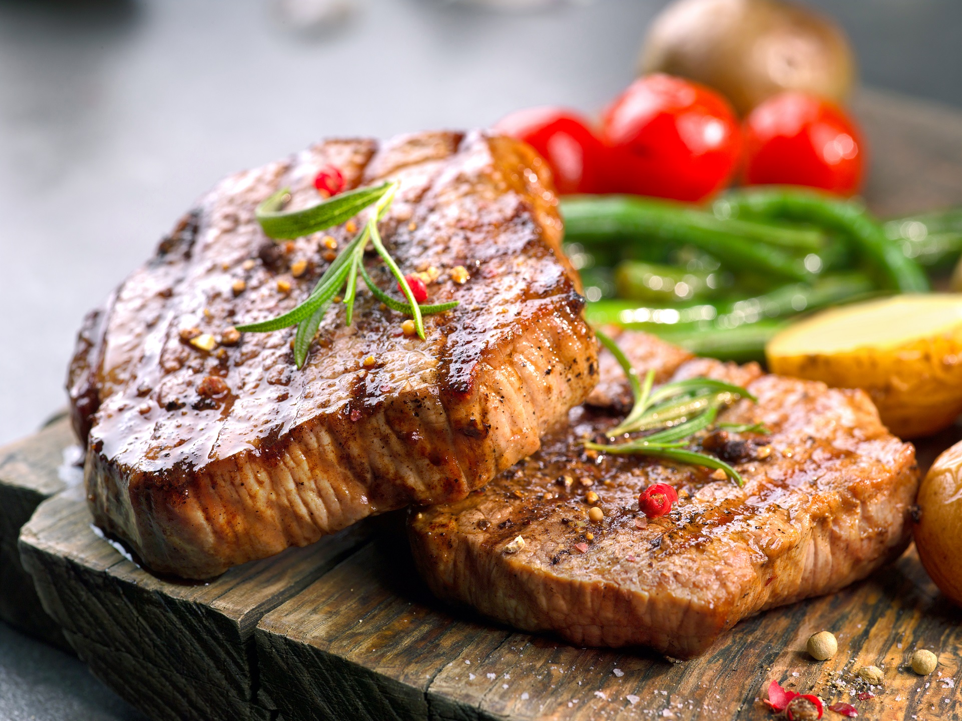 Nahaufnahme eines Gerichts mit Schweinesteak und Beilage.