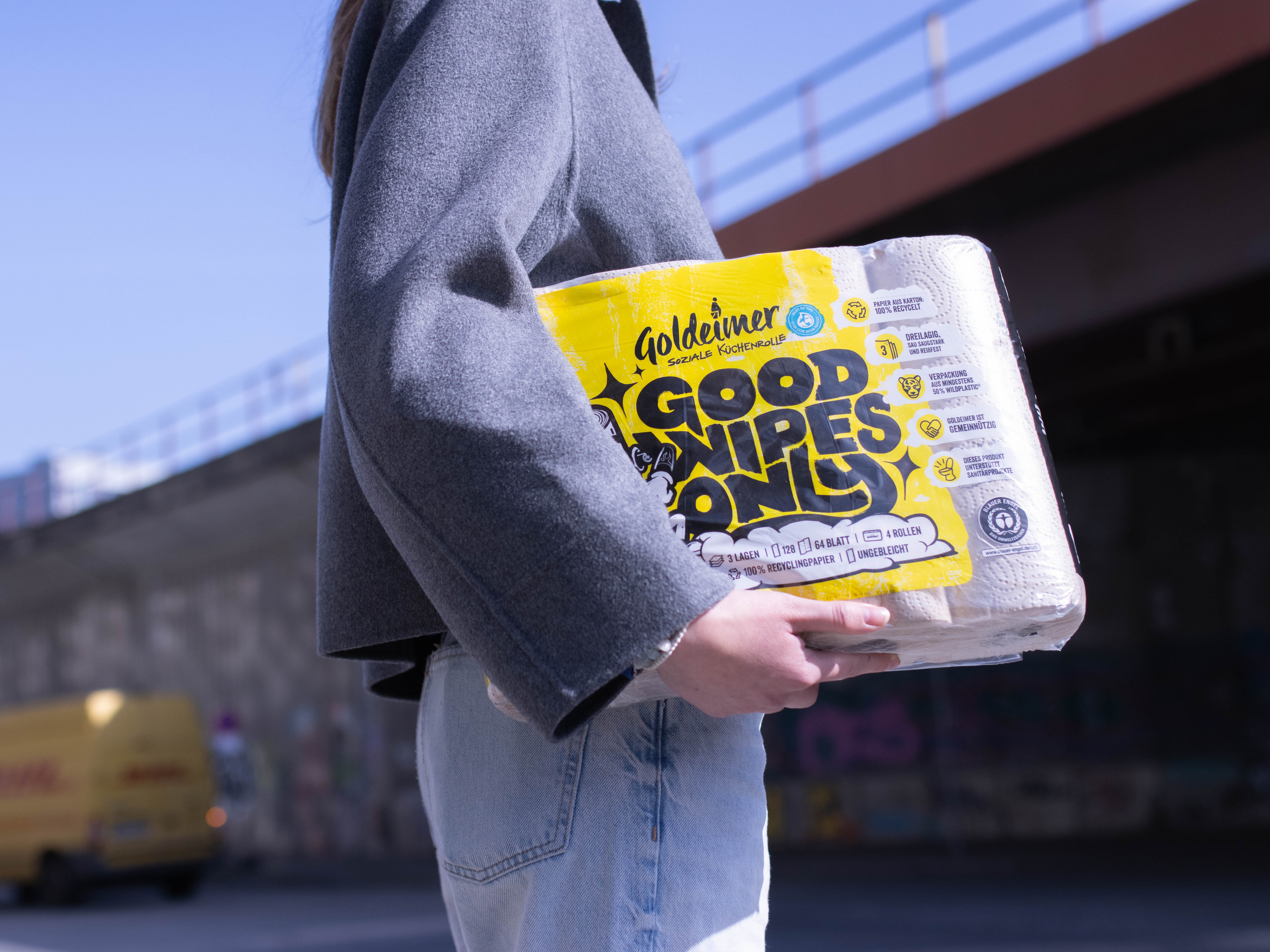 Eine Person hält eine Schachtel mit Tüchern.