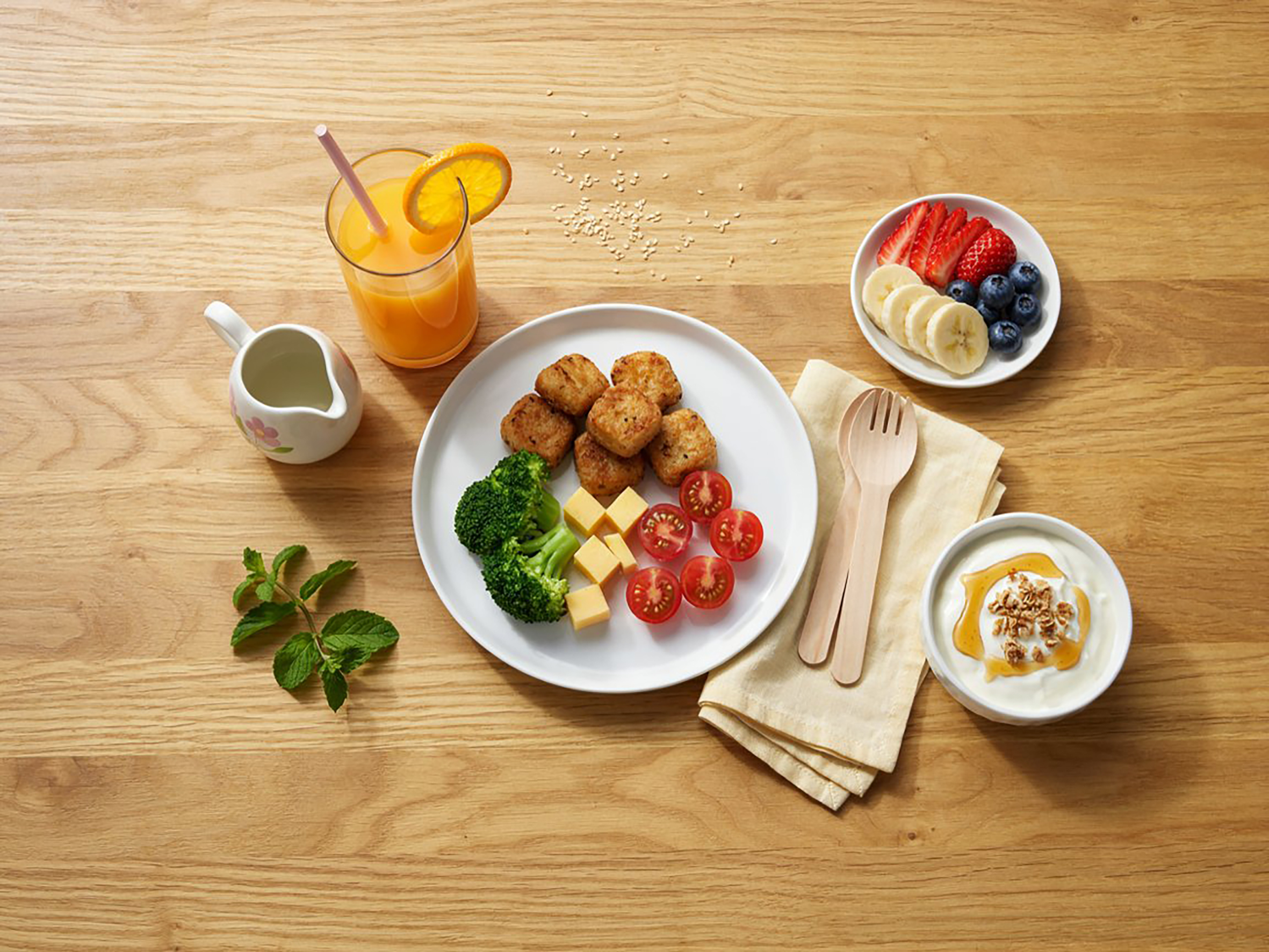 Speiseabfälle in Kitas und Schulen reduzieren Ein Teller mit Essen und ein Glas Saft auf einem Tisch.