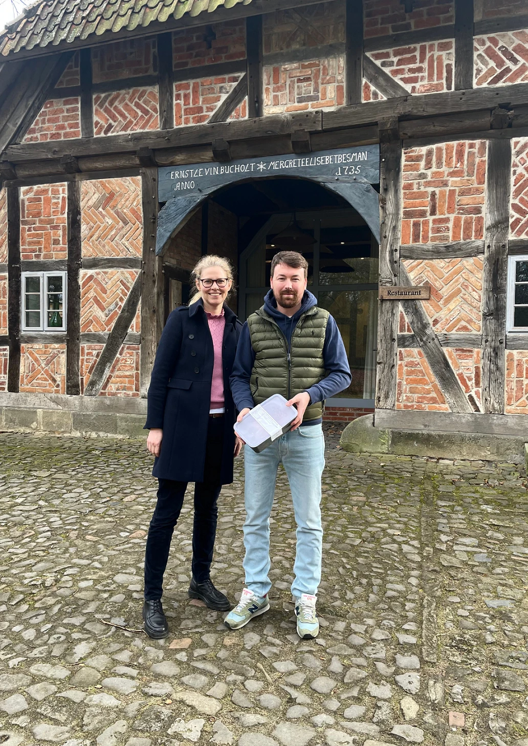 AllerLiebe Inga und Pascal mit einer ihrer AllerLiebe Boxen.