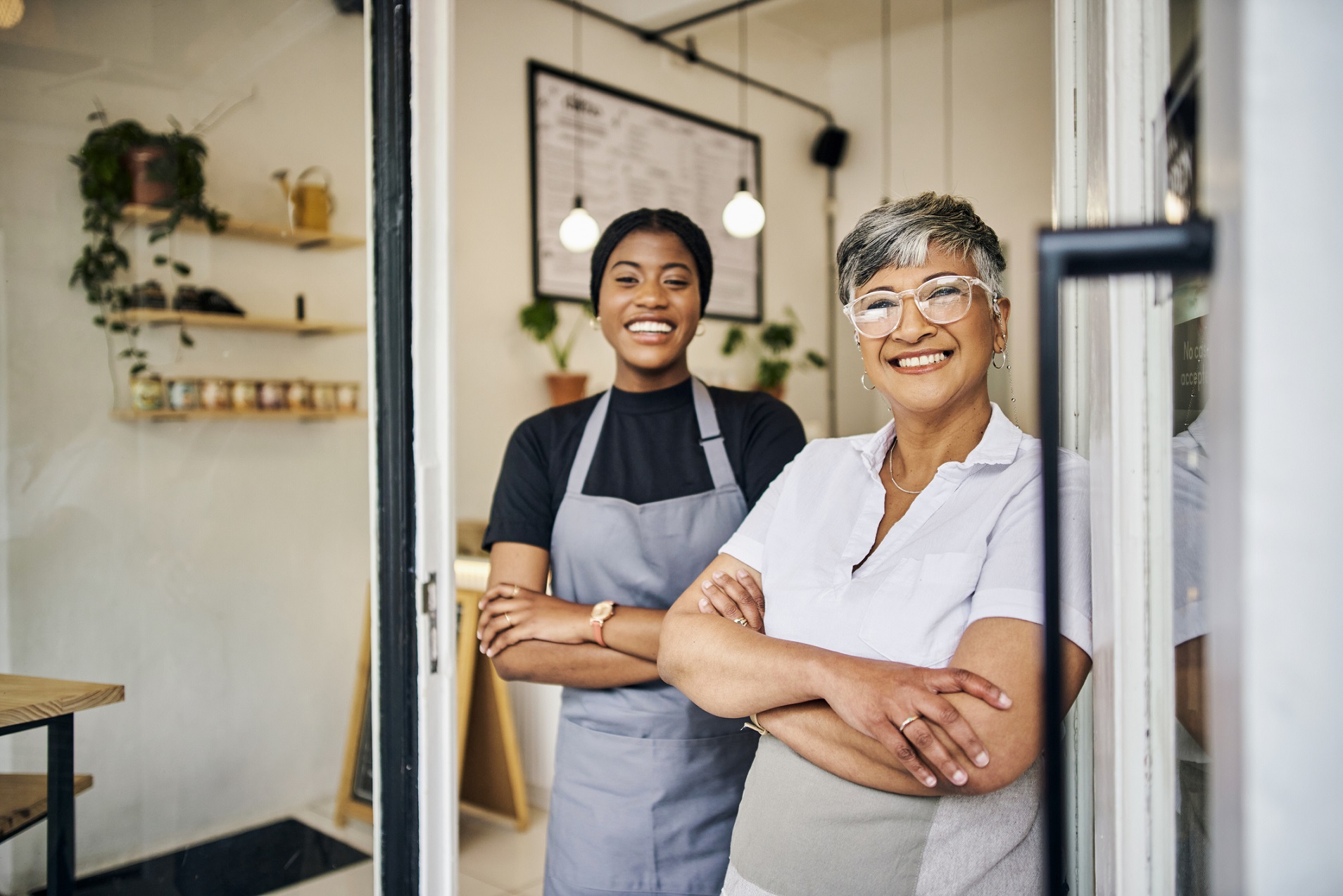 Zwei Frauen stehen im Café