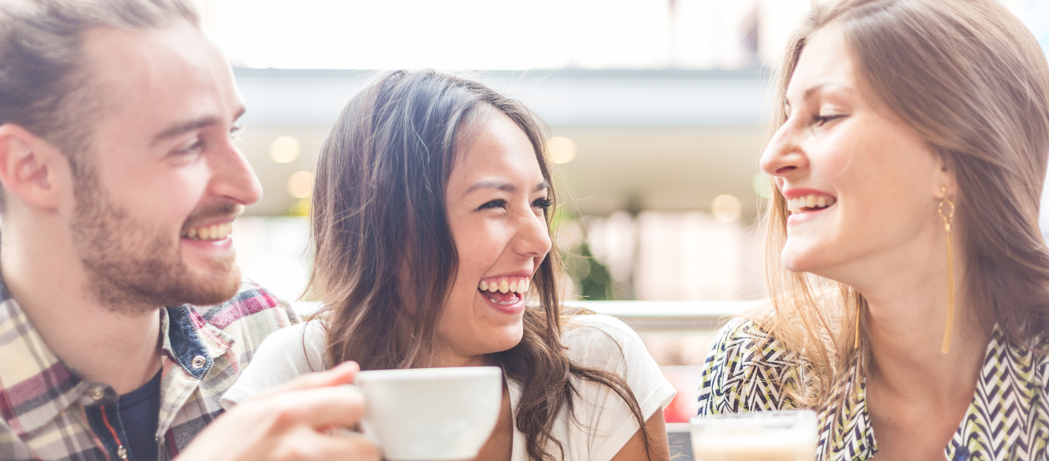 Freunde beim Kaffeetrinken