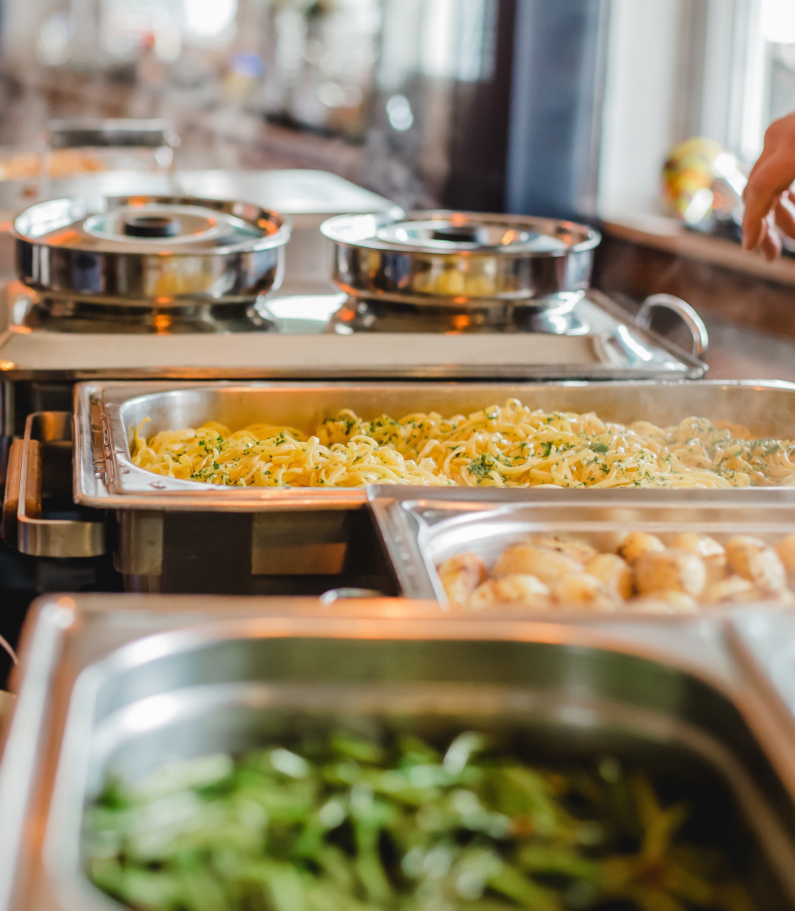 Event-Catering Buffetlinie mit verschiedenen Speisen
