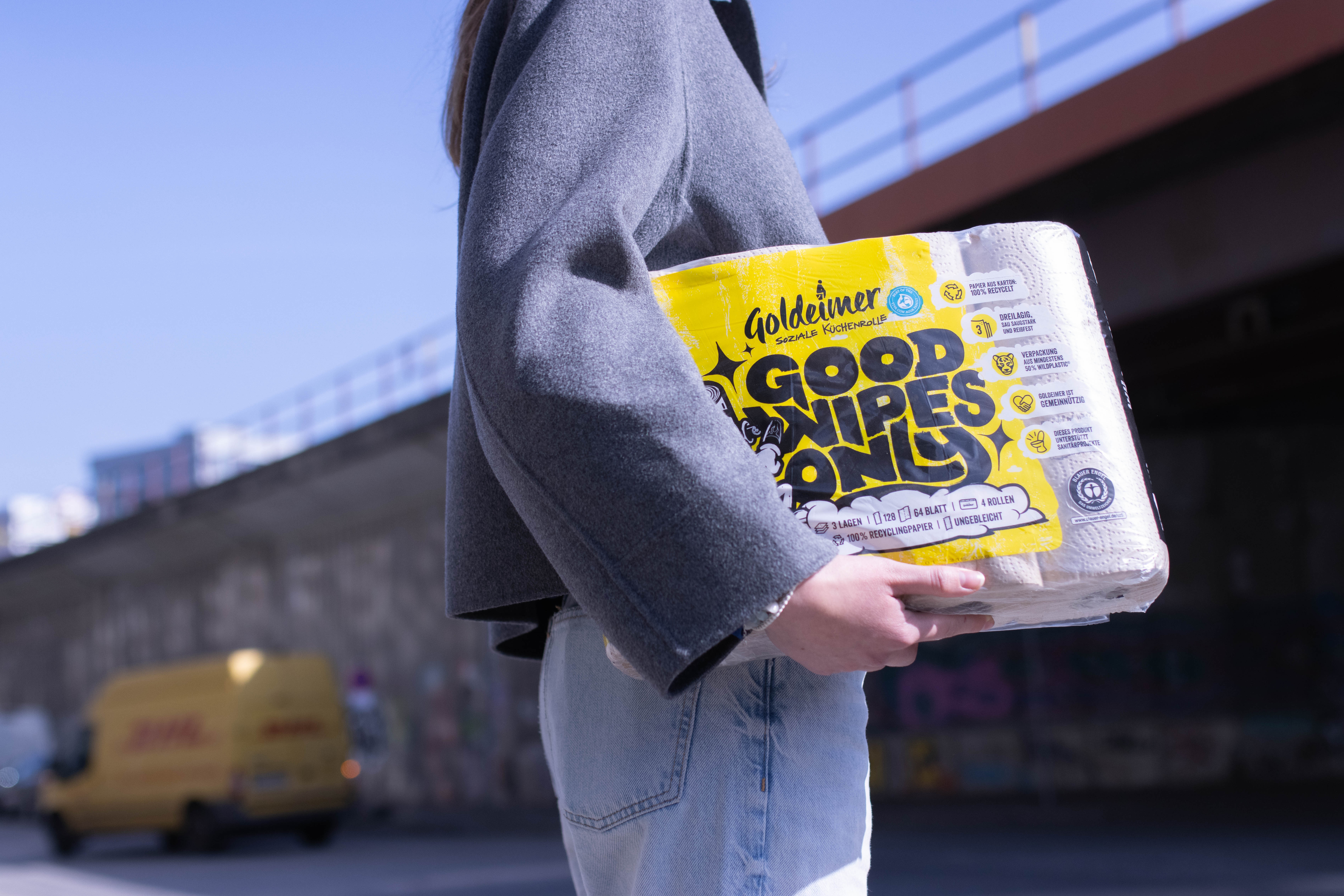 Eine Person hält eine Box mit Tüchern.
