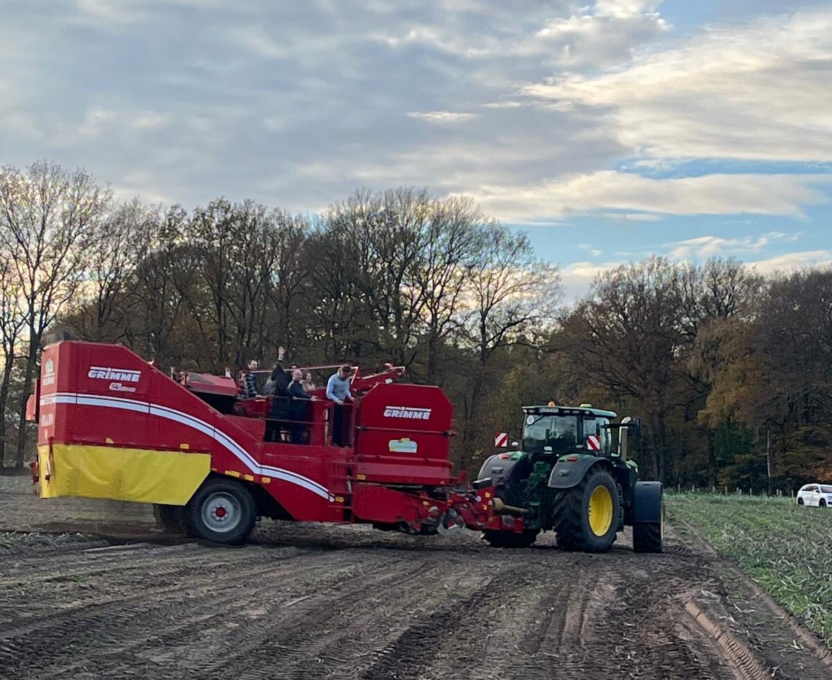 Traktor zieht ein rot-gelbes Fahrzeug im Freien