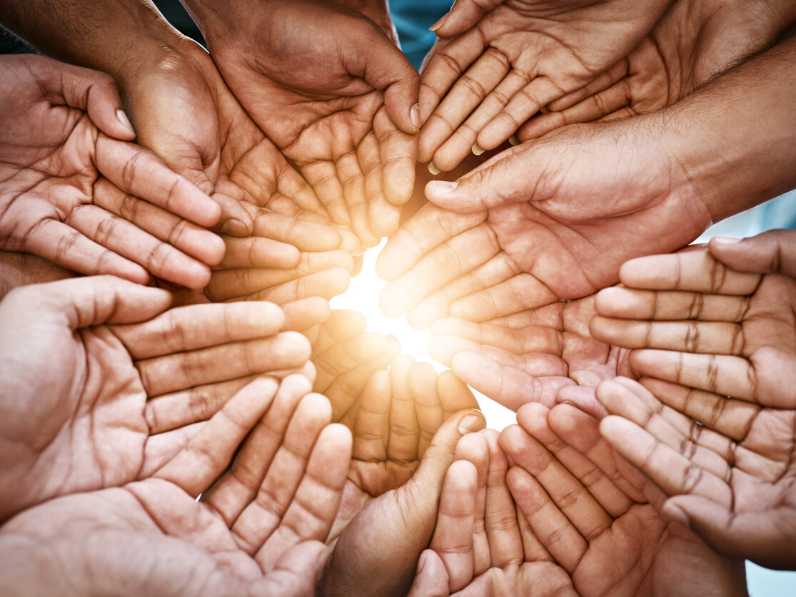 Eine Gruppe von Händen bildet einen Kreis.