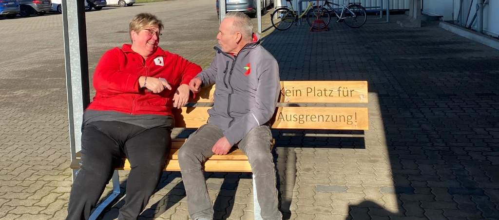 Toleranz Menschen auf einer Bank