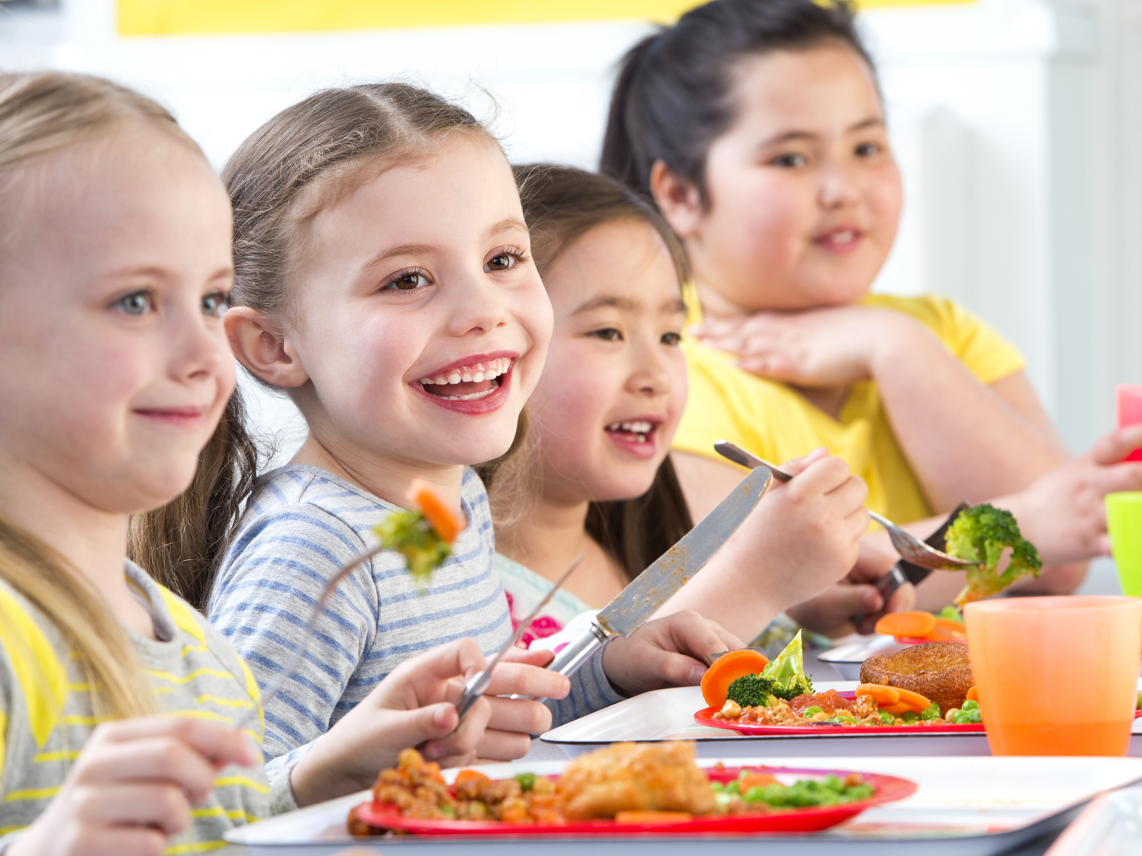 Kinder am essen