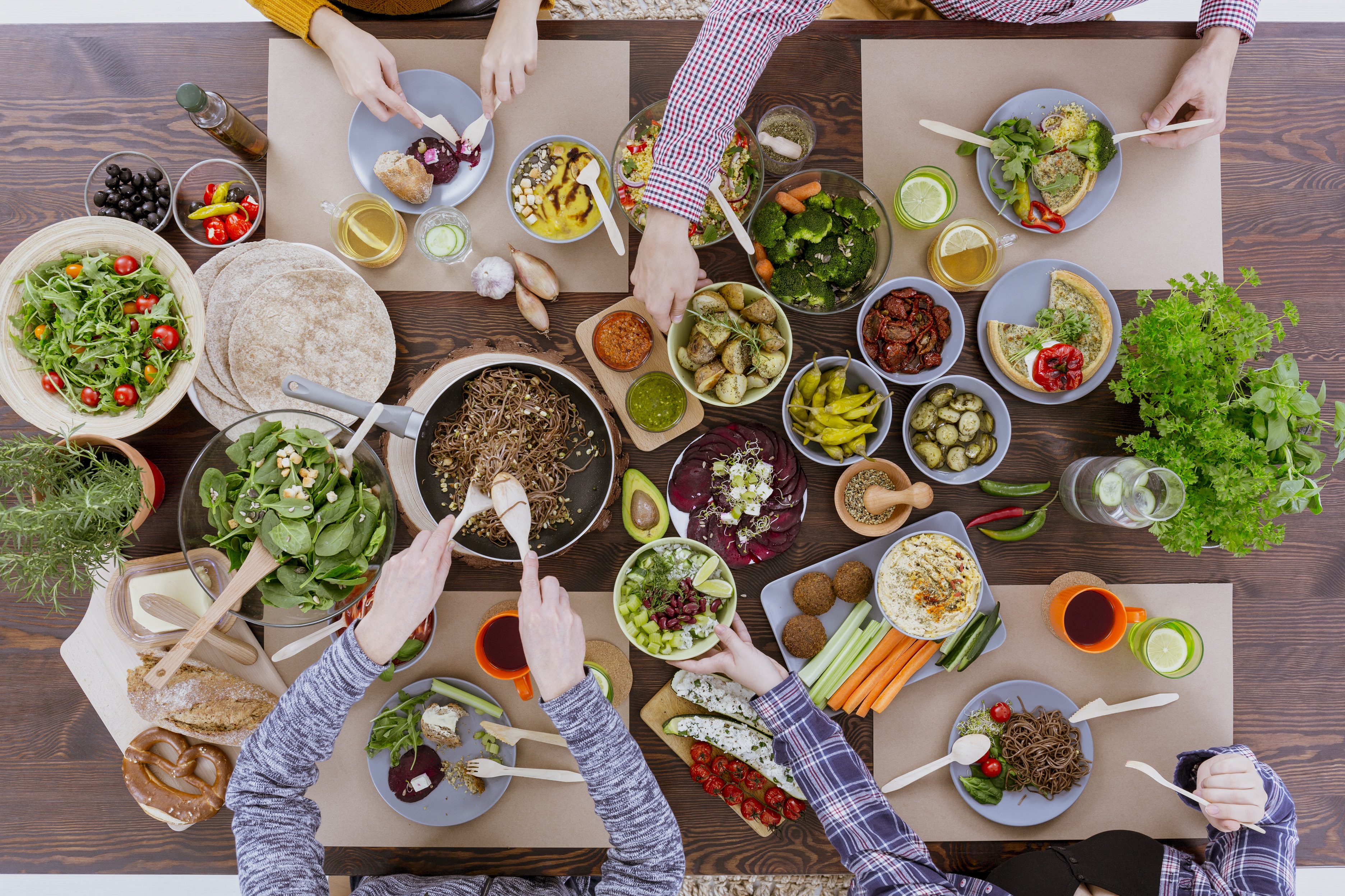 Tisch mit veganem Essen