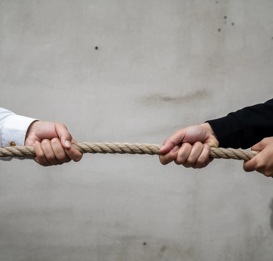 Hände halten ein Seil